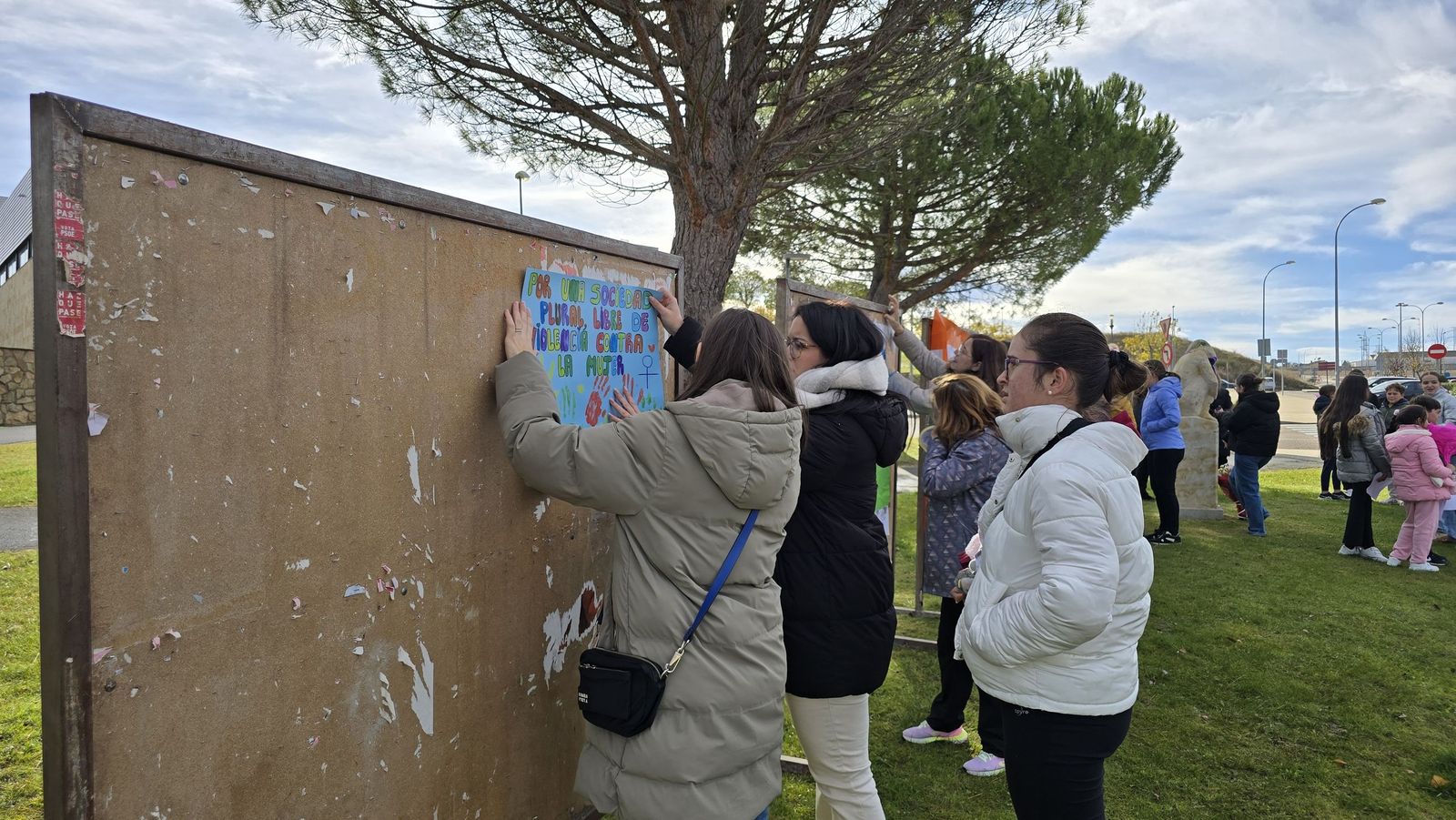 Ofrenda floral y lectura del manifiesto institucional por el Día Contra la Violencia de Género