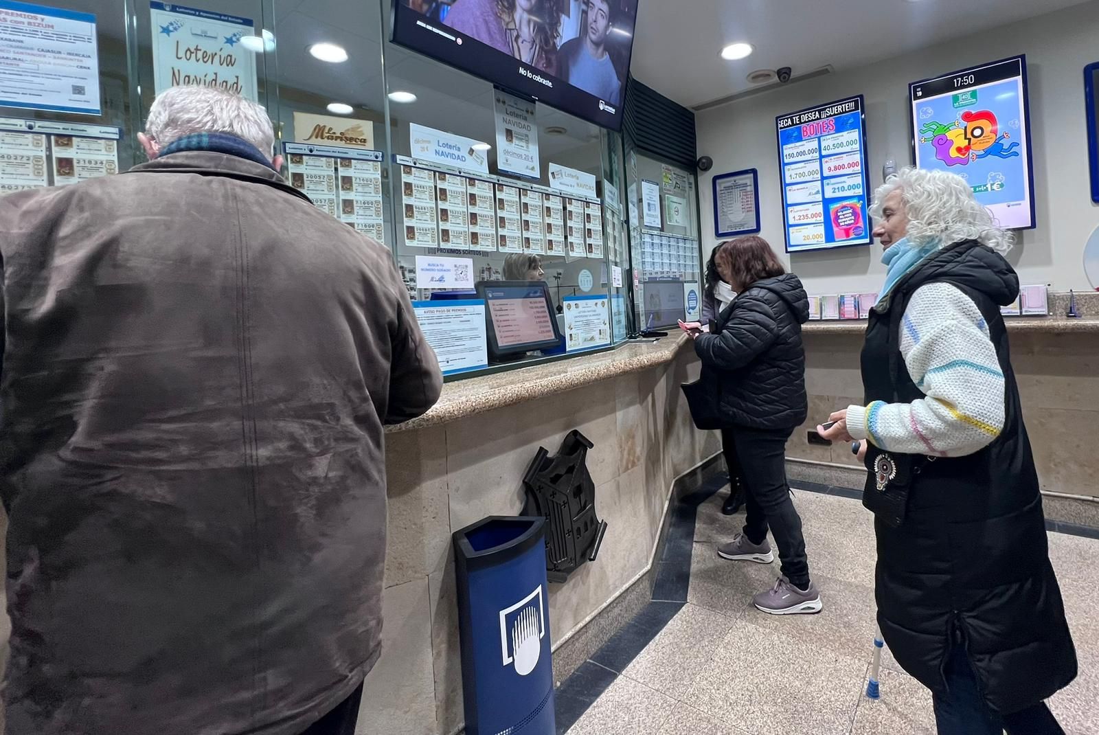 Largas colas en Salamanca por la ilusión ilusión navideña del número de la Lotería de la USAL
