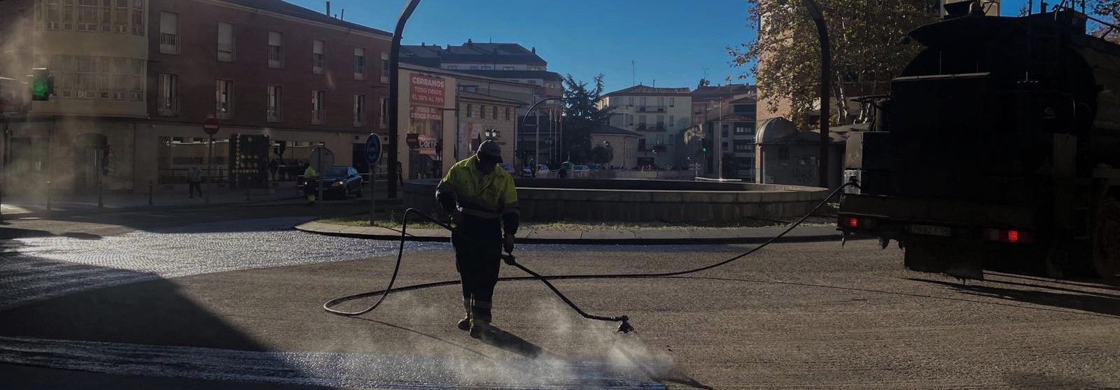 Un trabajador en la plaza Alemania Foto: María Lorenzo