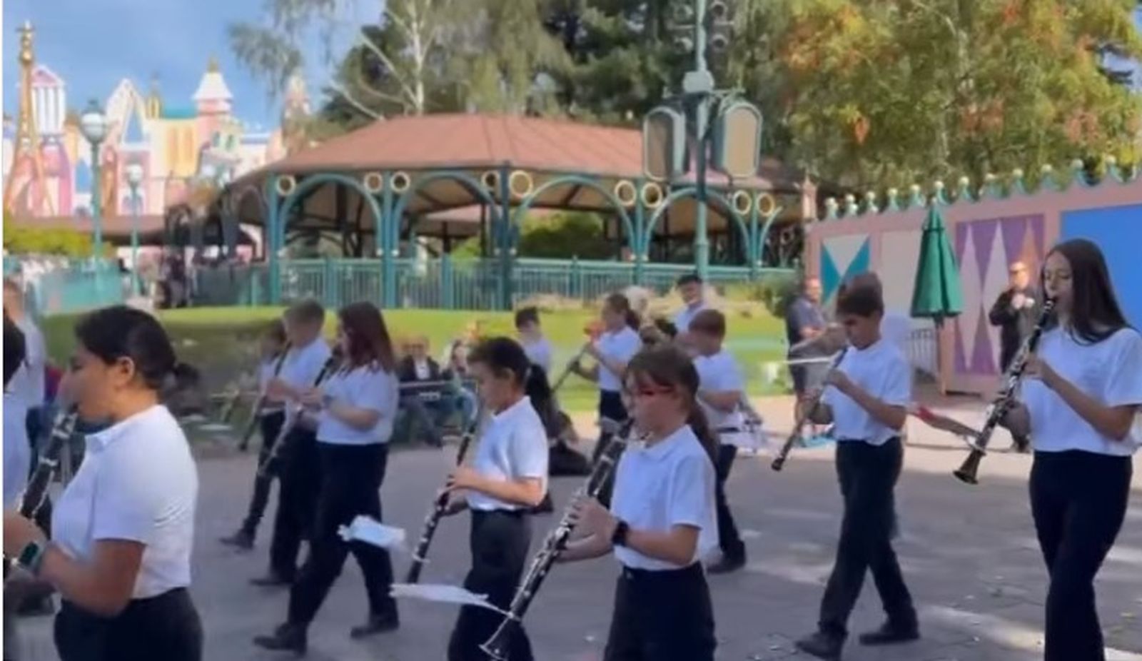 La Banda Elemental del Conservatorio de Salamanca actúa en Disneyland Paris