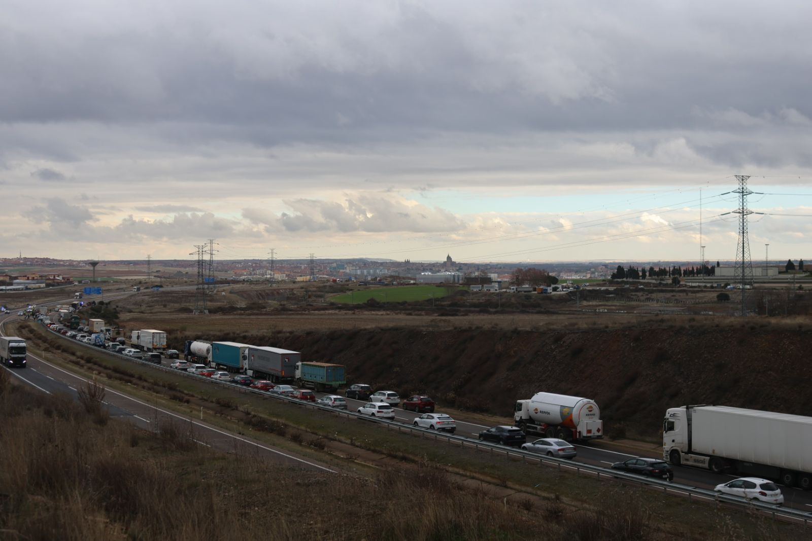 Un camión vuelca en la A-62 tras un accidente y corta la autovía a su paso por Salamanca