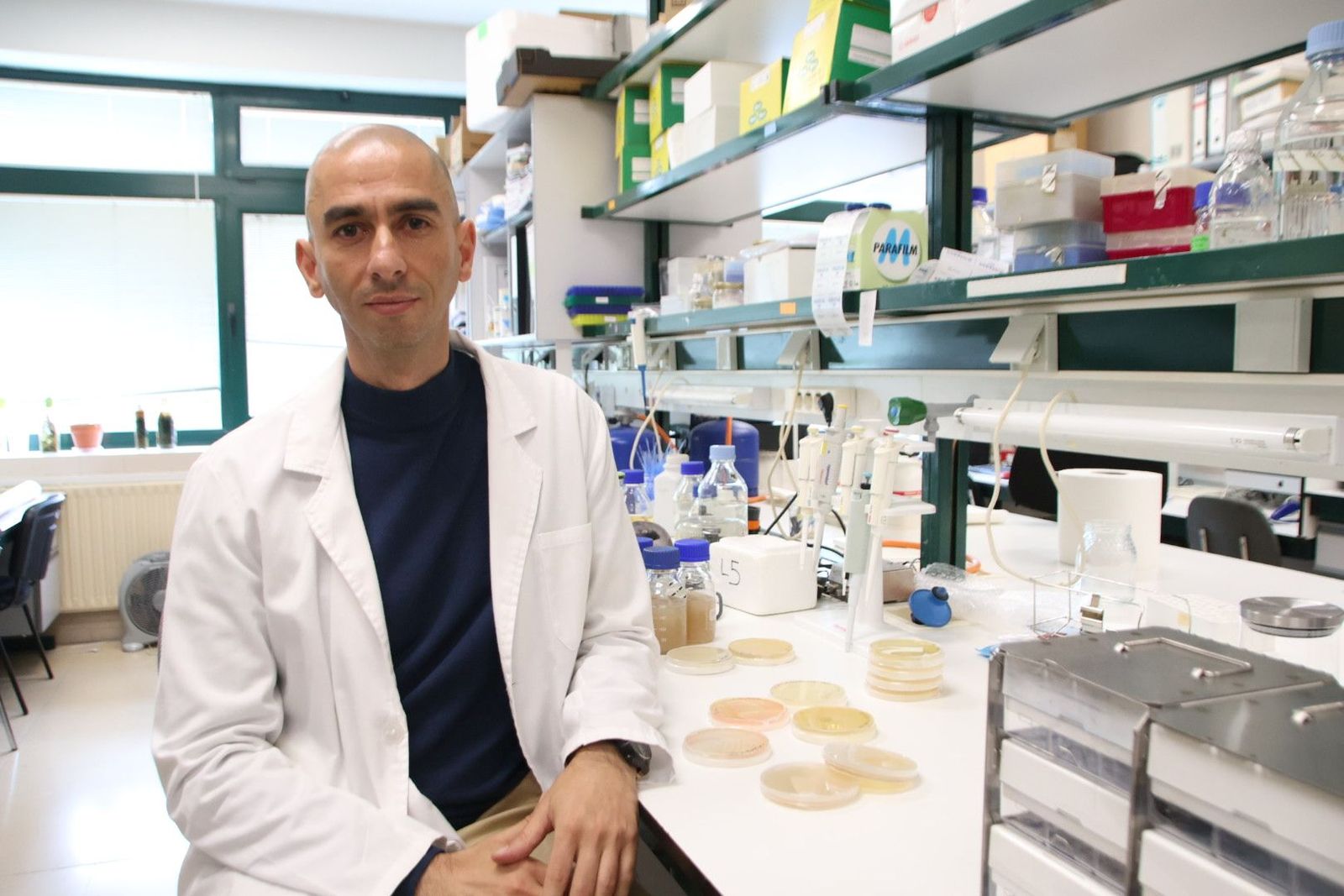 Raúl Rivas, doctor de Biología y catedrático de microbiología en la Universidad de Salamanca. Foto Andrea M. 