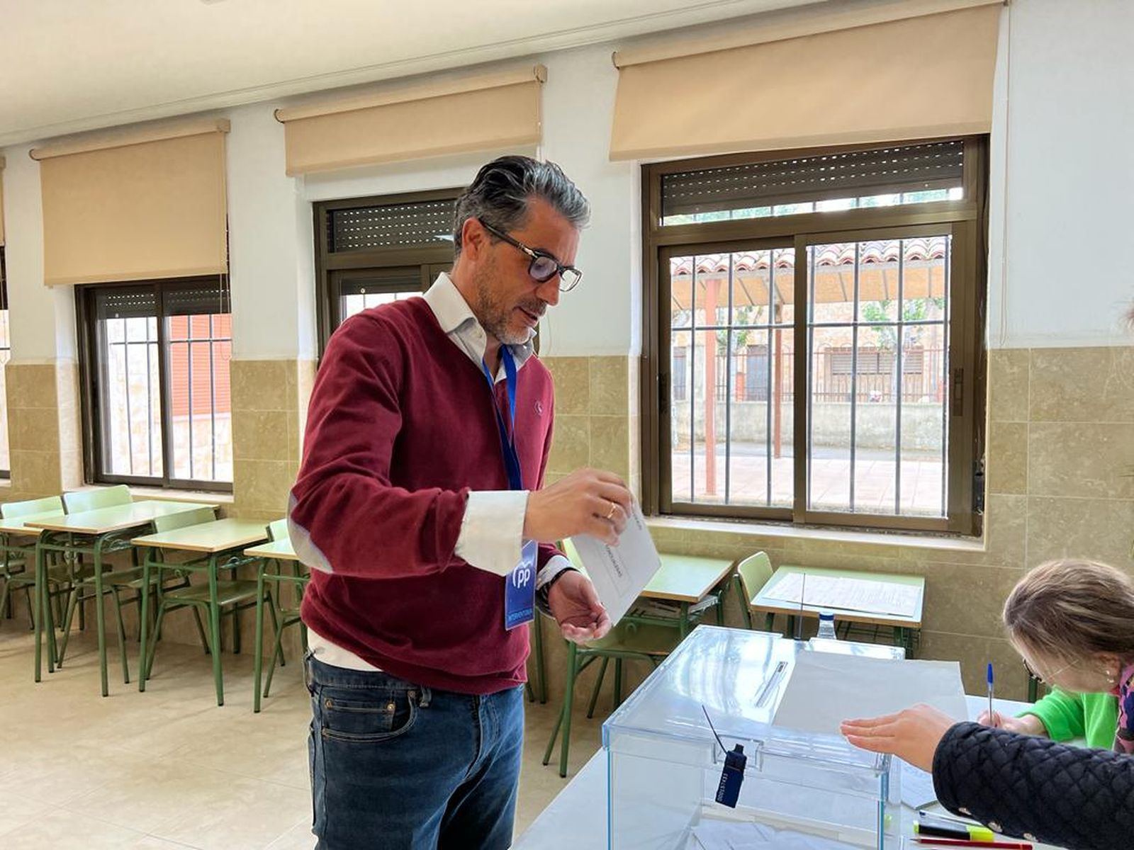 ngel-peralvo-candidato-del-pp-en-villamayor-votando