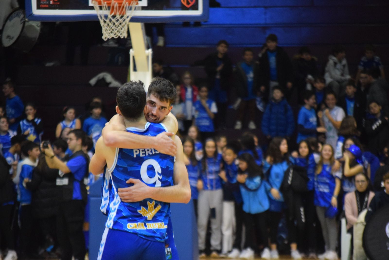 Toni Naspler y Josep Peris se abrazan tras conseguir la Copa LEB Plata ante Odilo Cartagena en el Ángel Nieto.