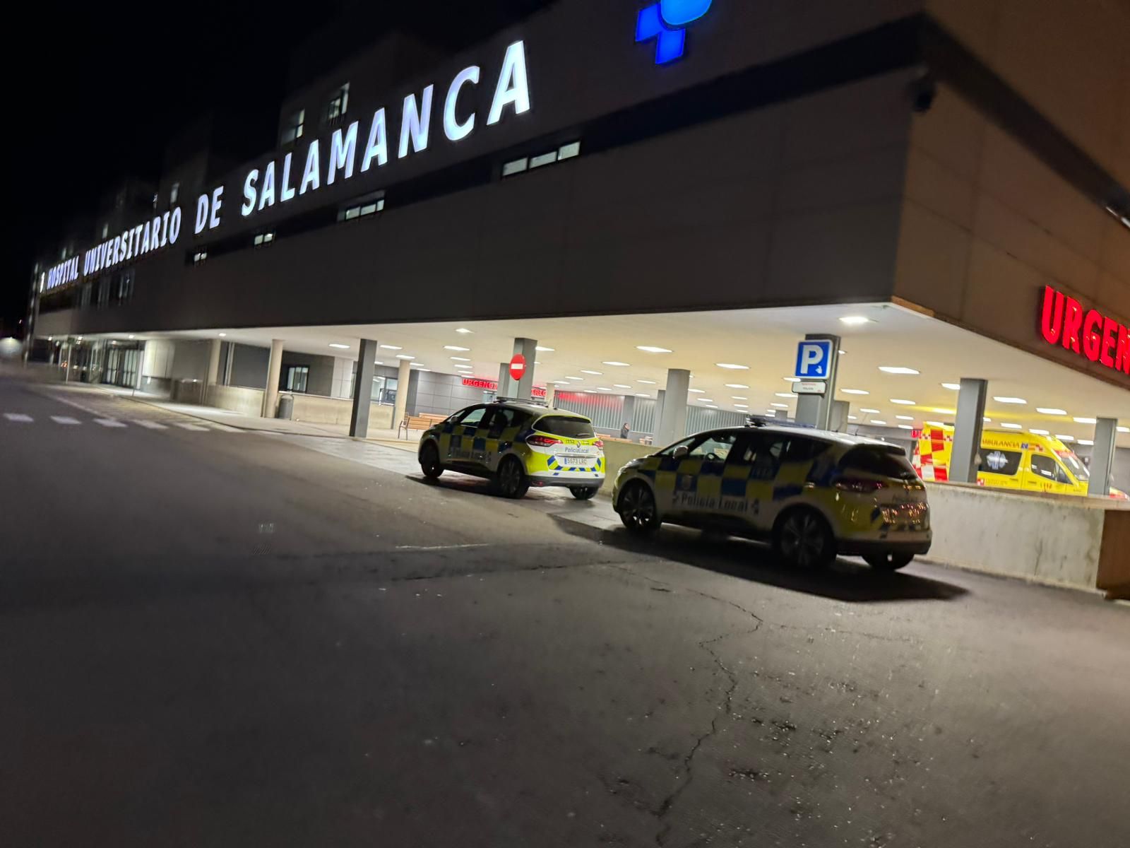 Policía Local frente al hospital de Salamanca