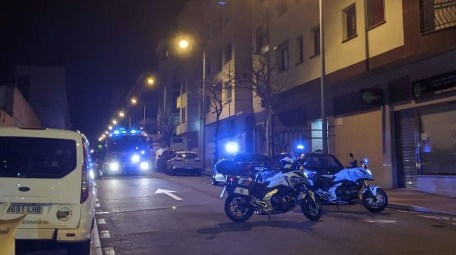 Los Bomberos acuden a la calle Príncipe de Vergara por el incendio en un contenedor de papel