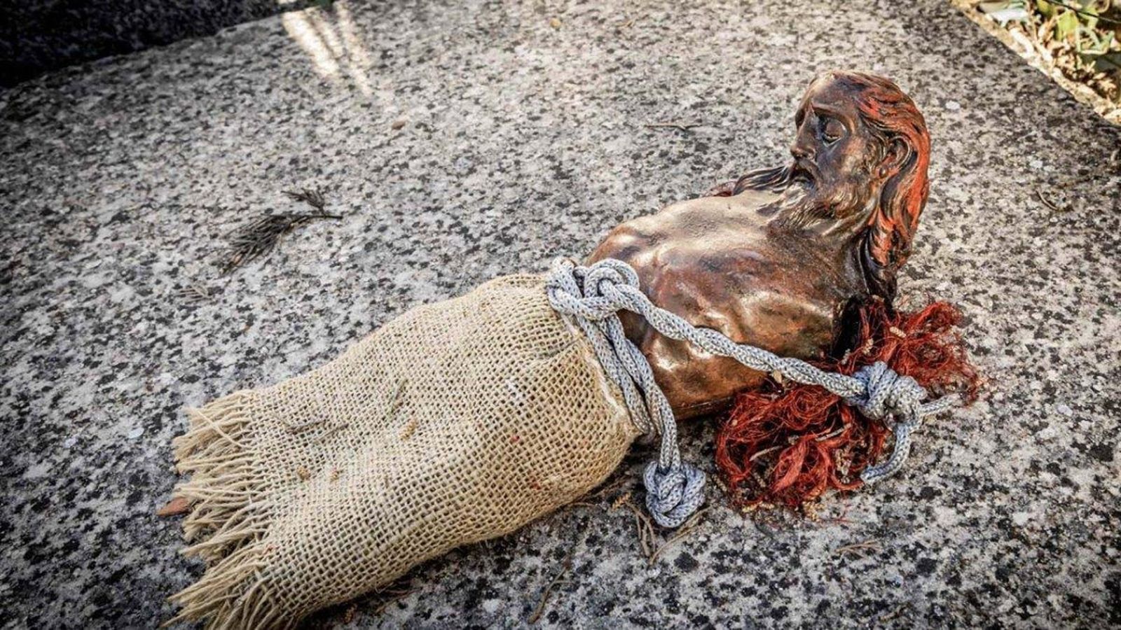 Denuncian la profanación de una tumba en Soria por un posible ritual de santería al hallarse un cristo mutilado - EP