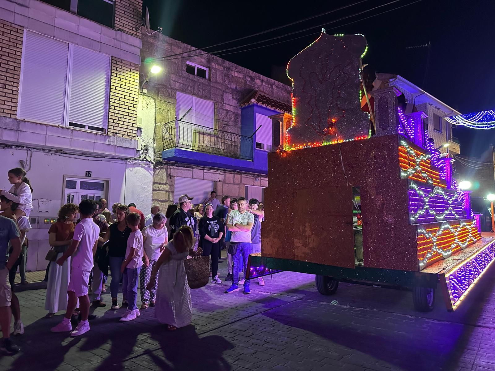 El desfile de carrozas de Aldeadávila vuelve a llenar de luz y color las calles en sus fiestas