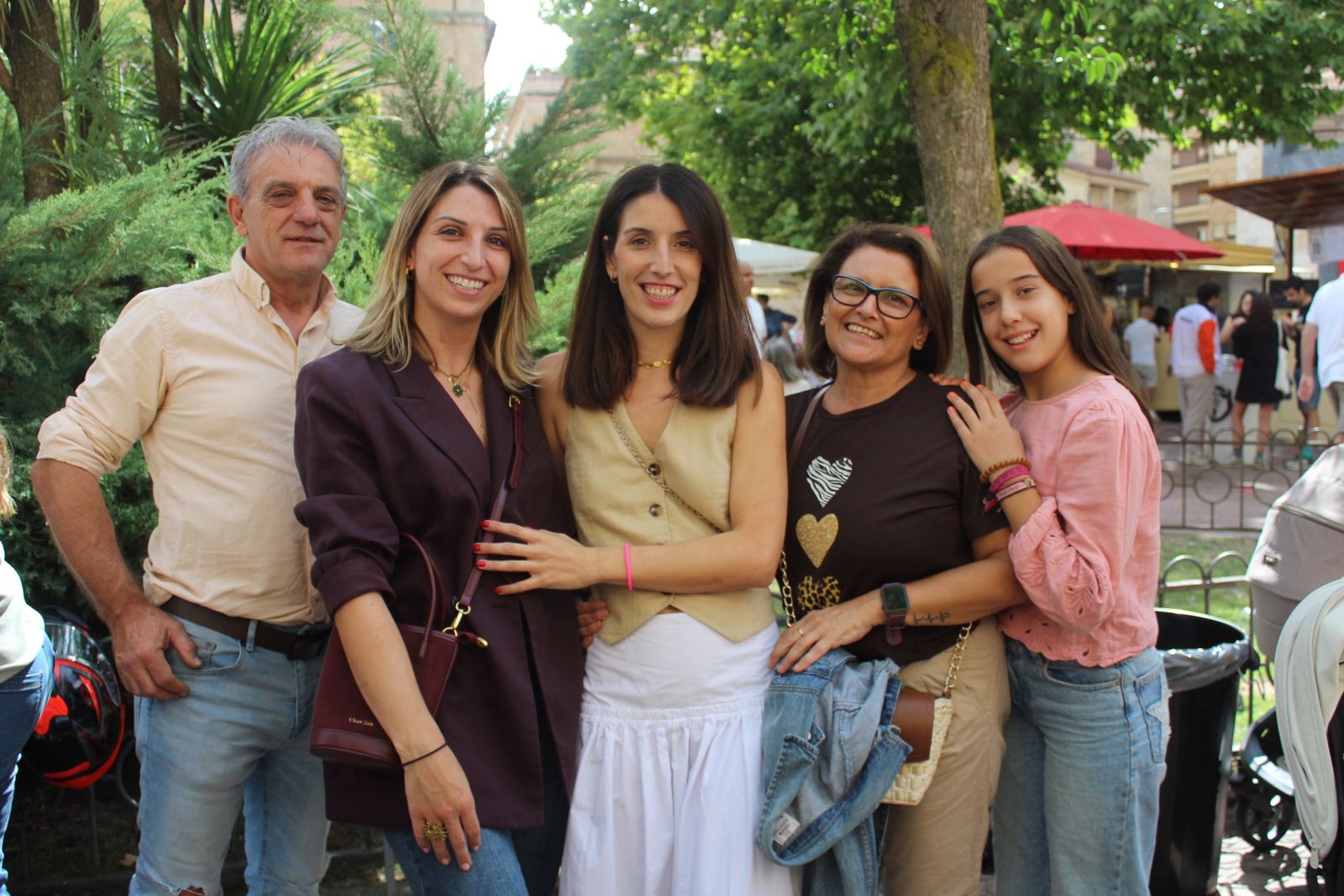Ambiente en la Feria de Día en el mediodía de este domingo