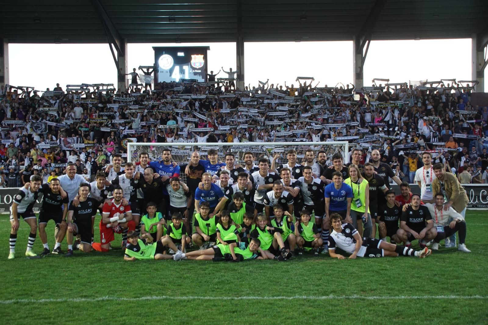 Unionistas junto a su afición al terminar el encuentro contra el filial del Barcelona
