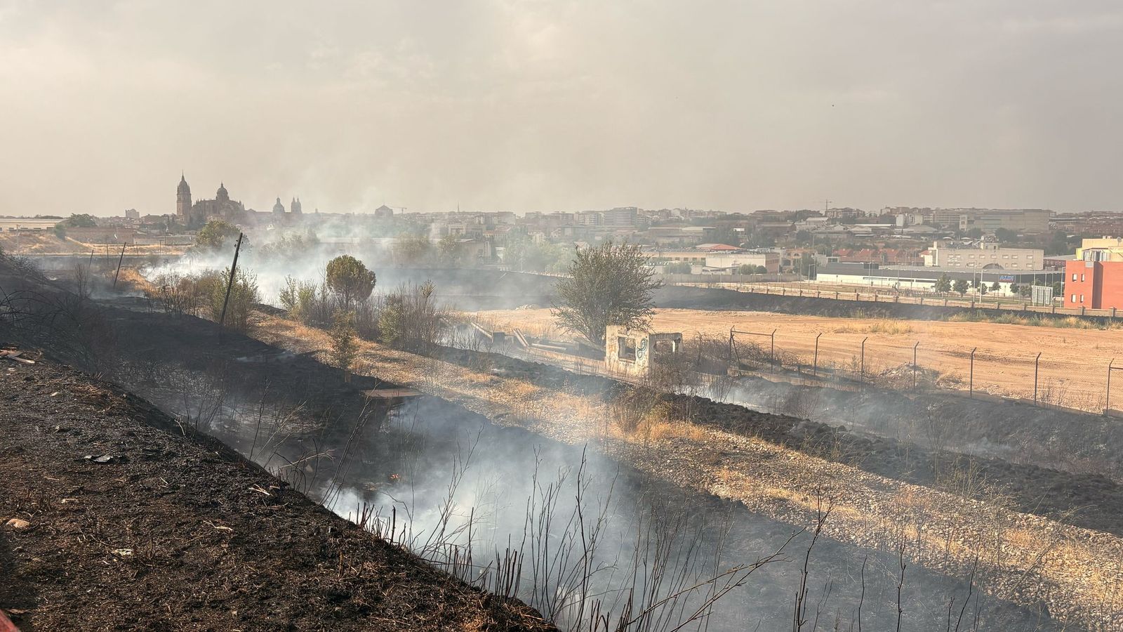 Los bomberos sofocan un gran incendio en el Polígono Industrial de Los Montalvos