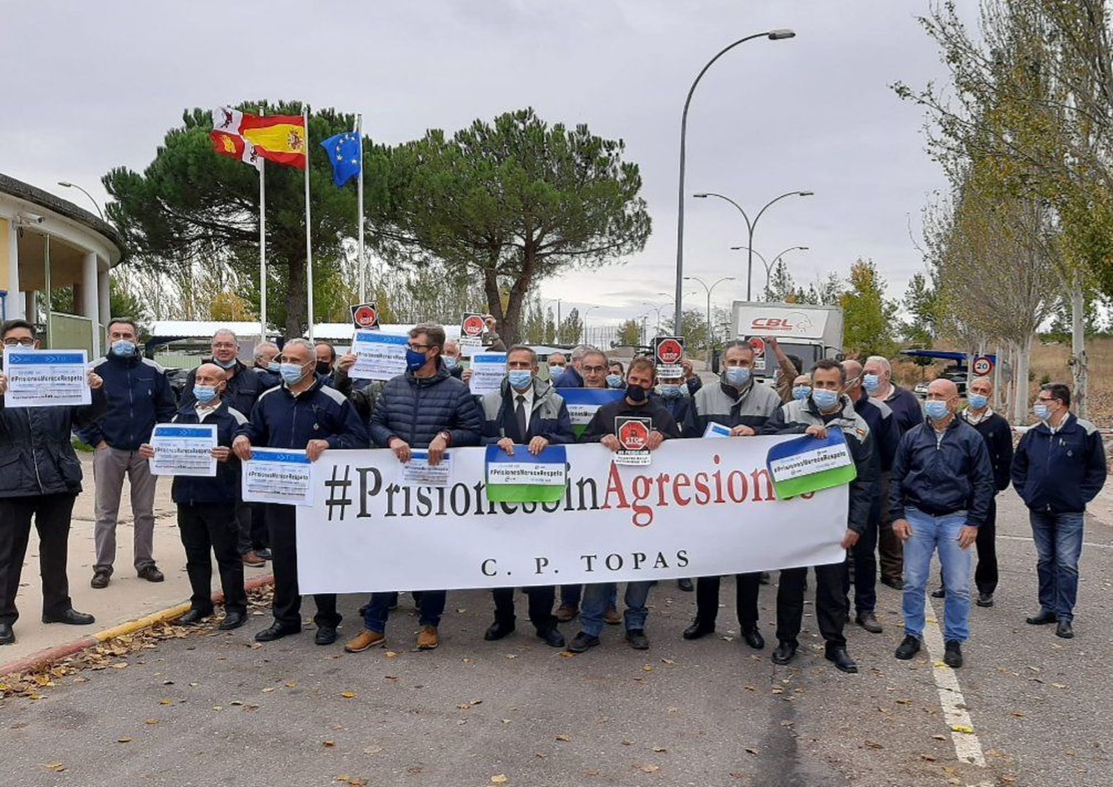 Concentración en el CP Topas en repulsa de la agresión sufrida por el Jefe de Servicios en Cuenca. Foto TampmTopas. Concentración en el CP Topas en repulsa de la agresión sufrida por el Jefe de Servicios en Cuenca. Foto TampmTopas.
