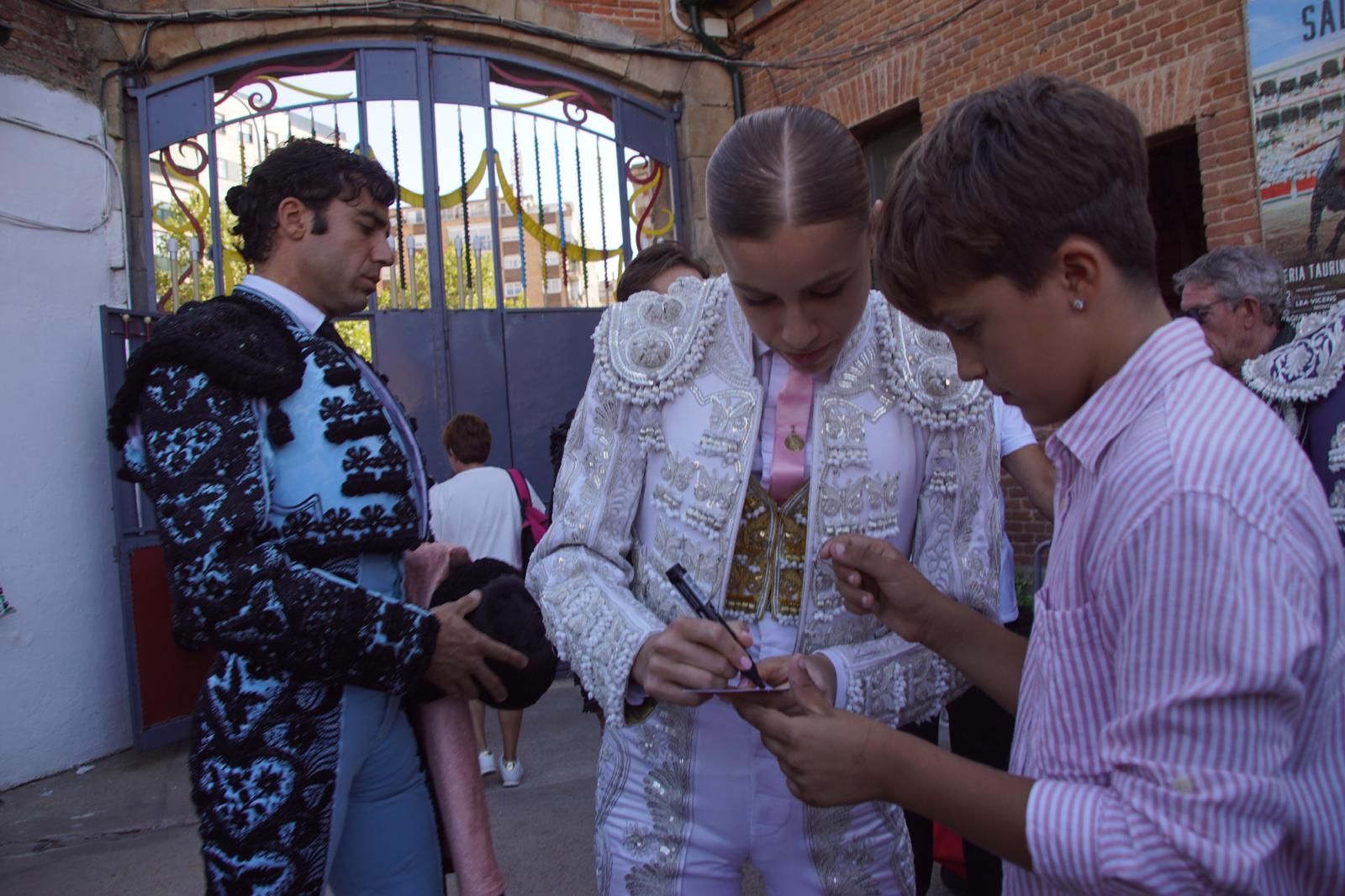 Así han vivido los salmantinos el primer festejo de la feria taurina 2025: imágenes del ambiente en los tendidos y en el patio de cuadrillas