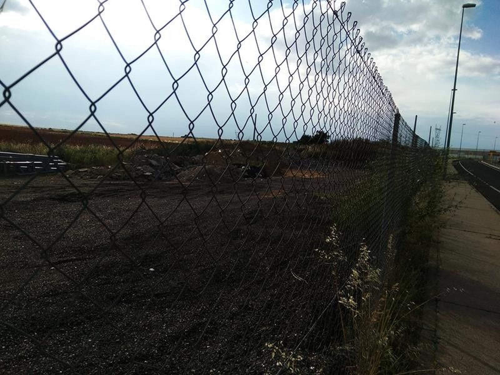 Vertedero ilegal escombros