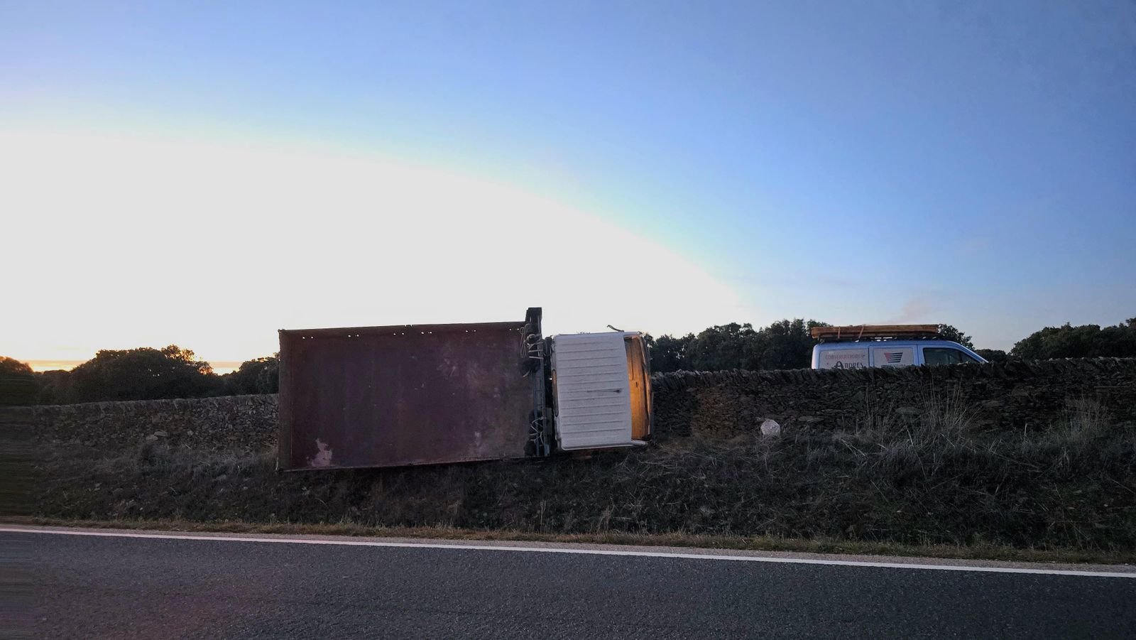 Un herido tras la salida de vía de un camión a la altura de Vecinos