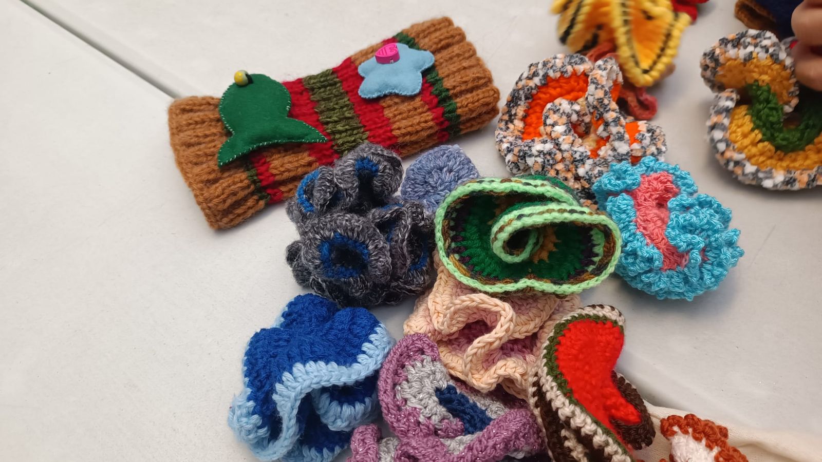 La Asociación ZOES entrega juegos hiperbólicos y manguitos tejidos a ganchillo con lana a entidades sociales de Salamanca