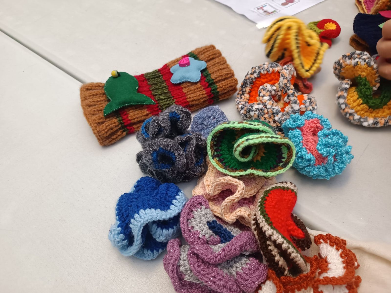 La Asociación ZOES entrega juegos hiperbólicos y manguitos tejidos a ganchillo con lana a entidades sociales de Salamanca