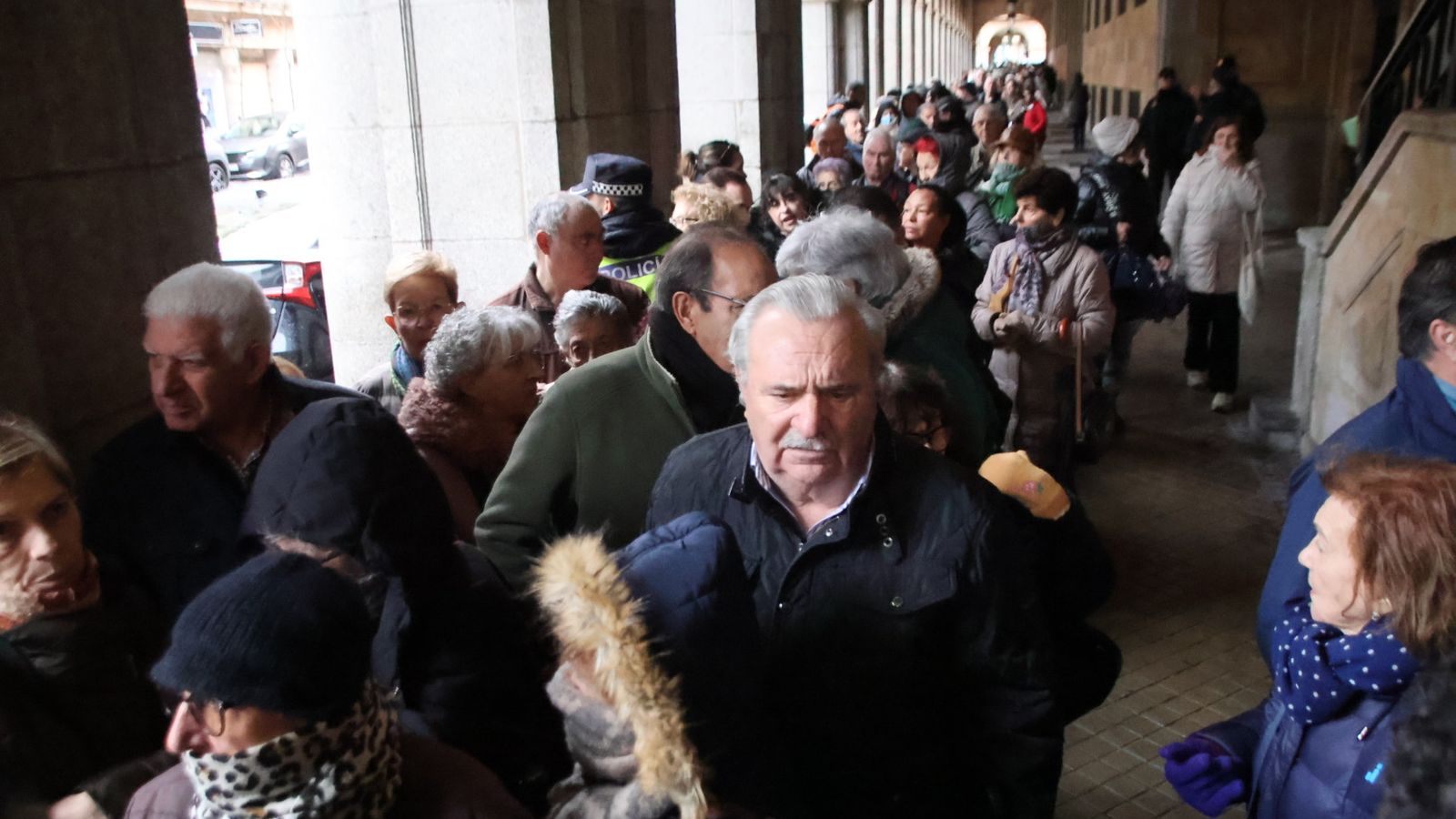 Largas colas por un paquete de lentejas y garbanzos en Gran Vía
