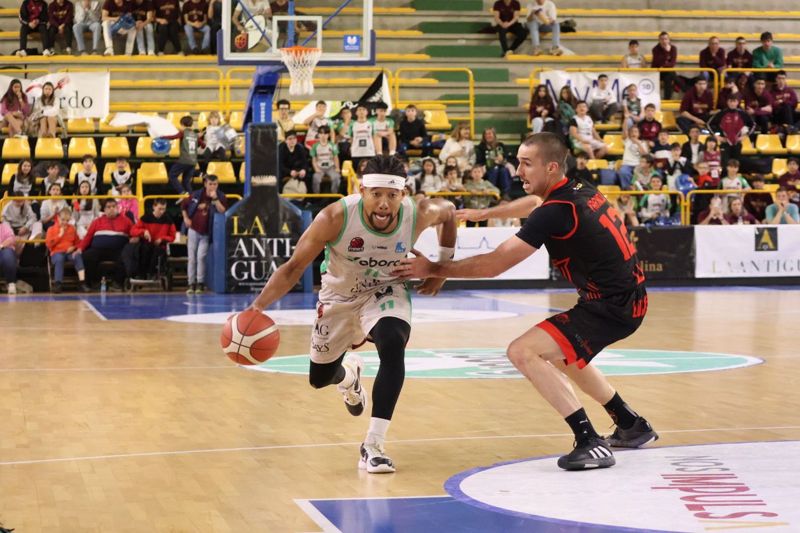 Akinwole, ante Logroño Basket | FOTO ANDREA MATEOS