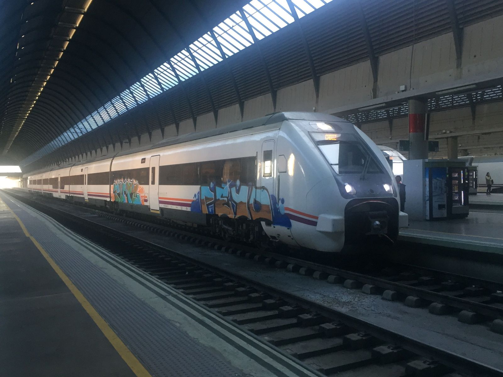 Tren media distancia de Renfe con pintadas en la estación