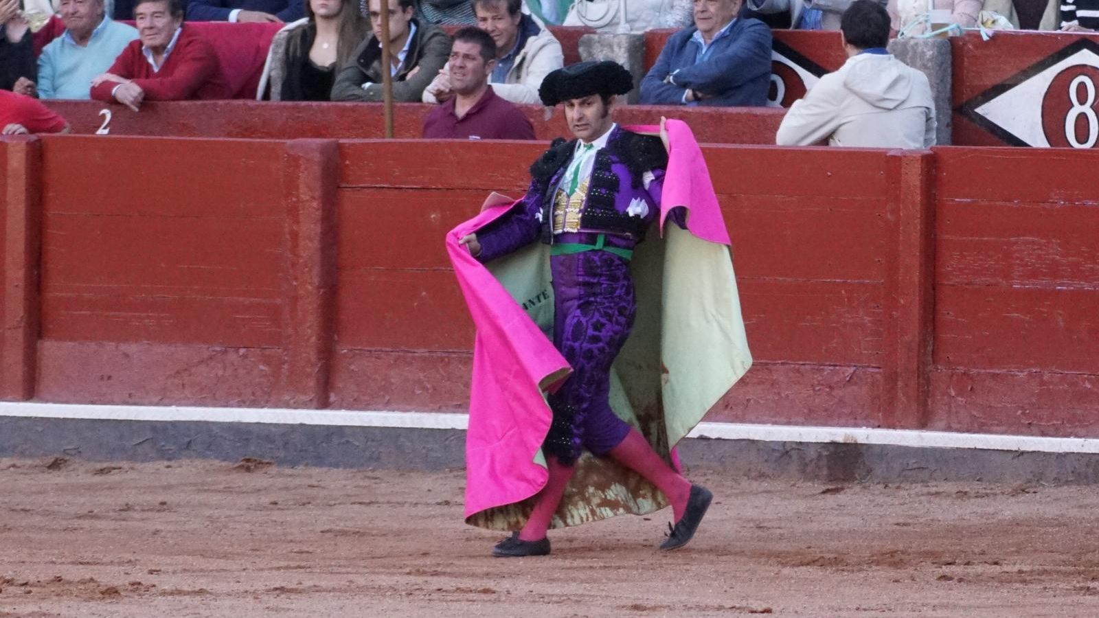 Morante realizando el galleo de bú en el toro de Olga Jiménez