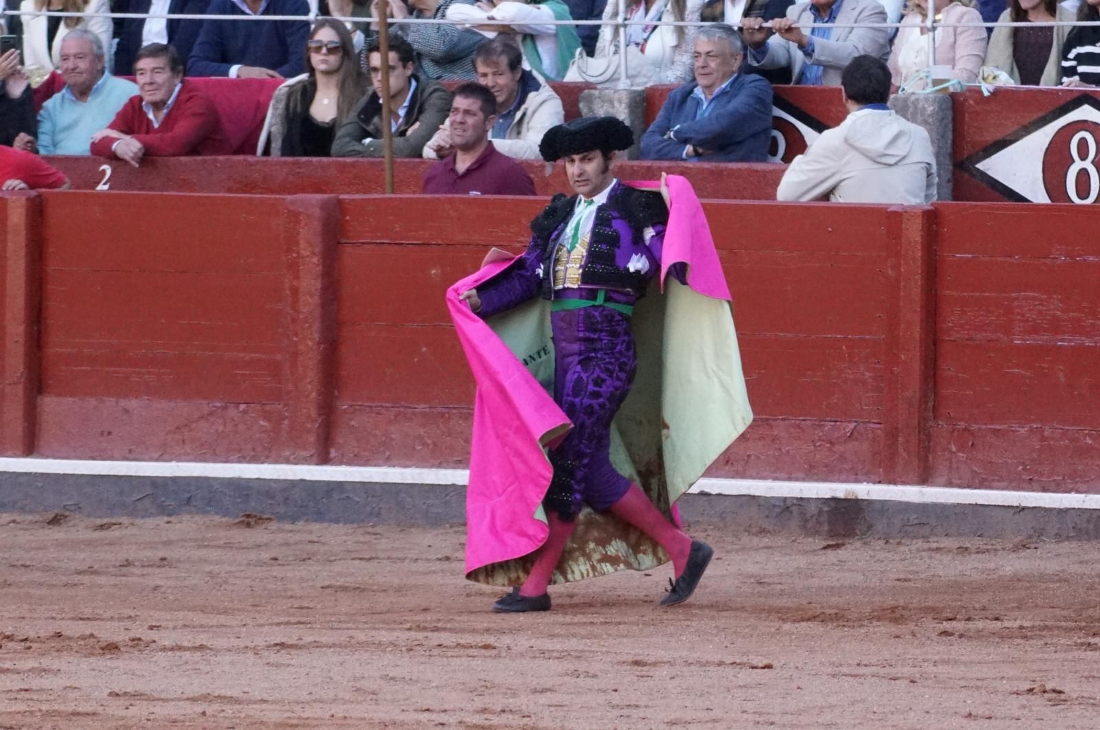 Morante de la Puebla con el capote, prepatado para realizar el quite 'Galleo del Bú'