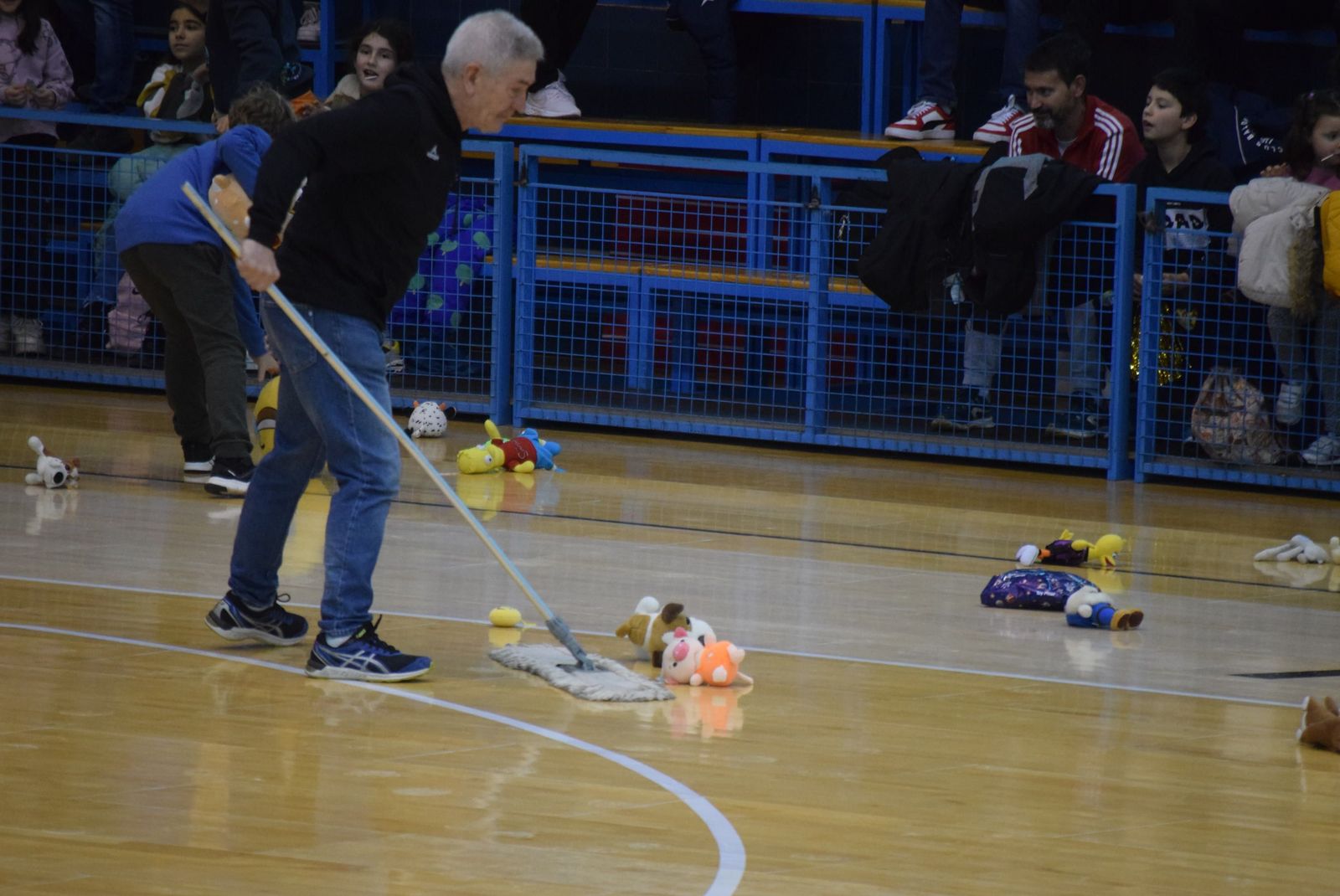 lluvia-de-peluches-en-el-angel-nieto-2023-9