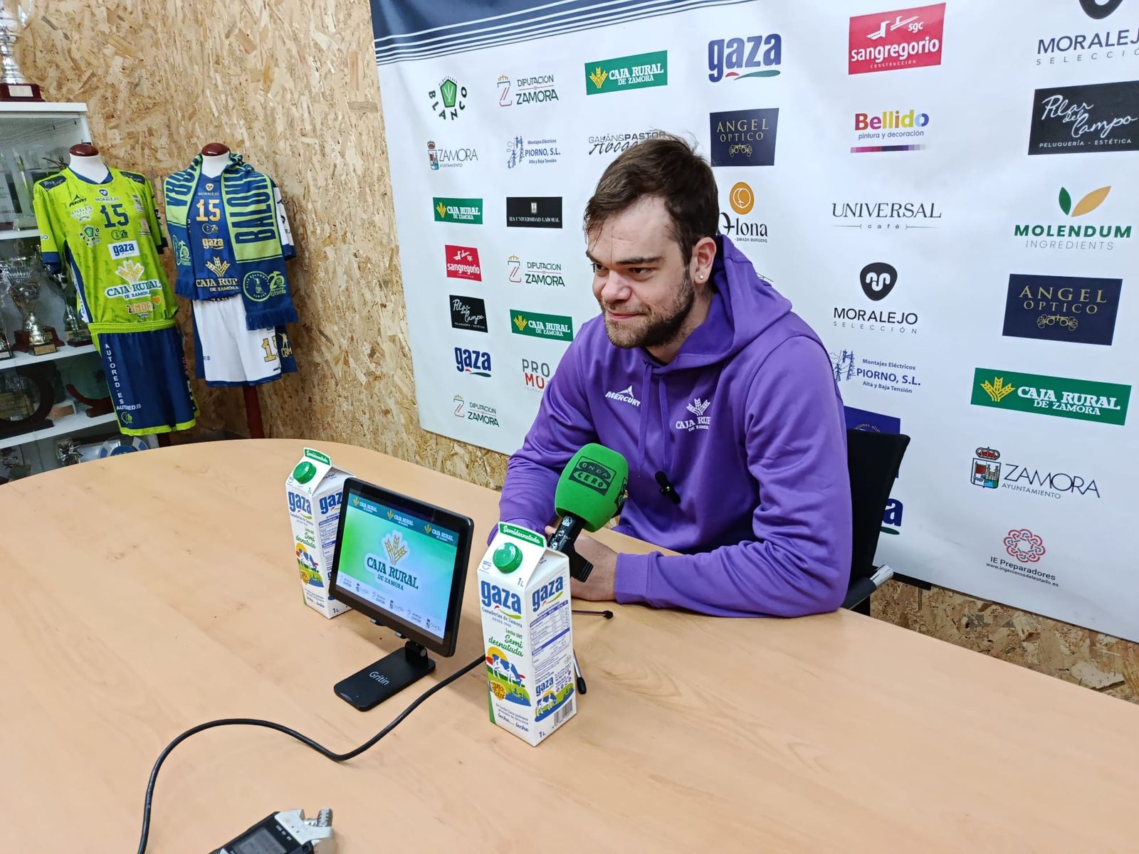 Gigi en rueda de prensa
