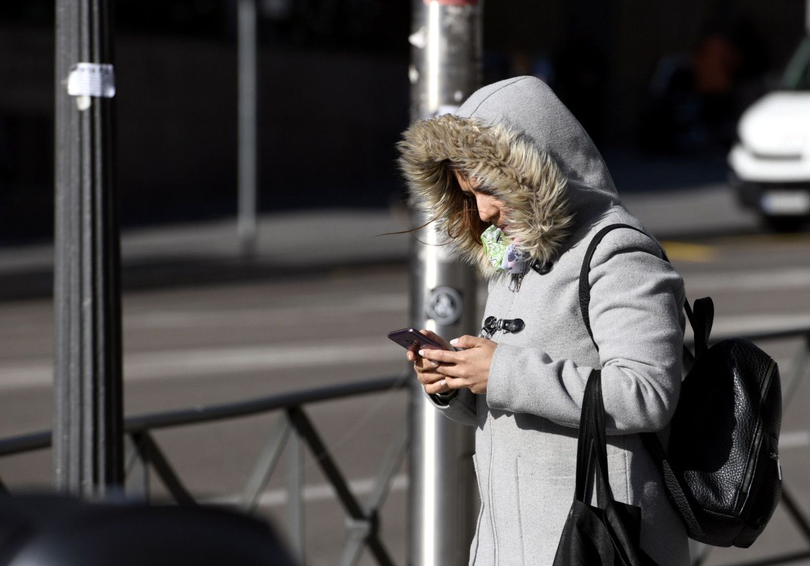 Una mujer se protege del frío. Foto de archivo.