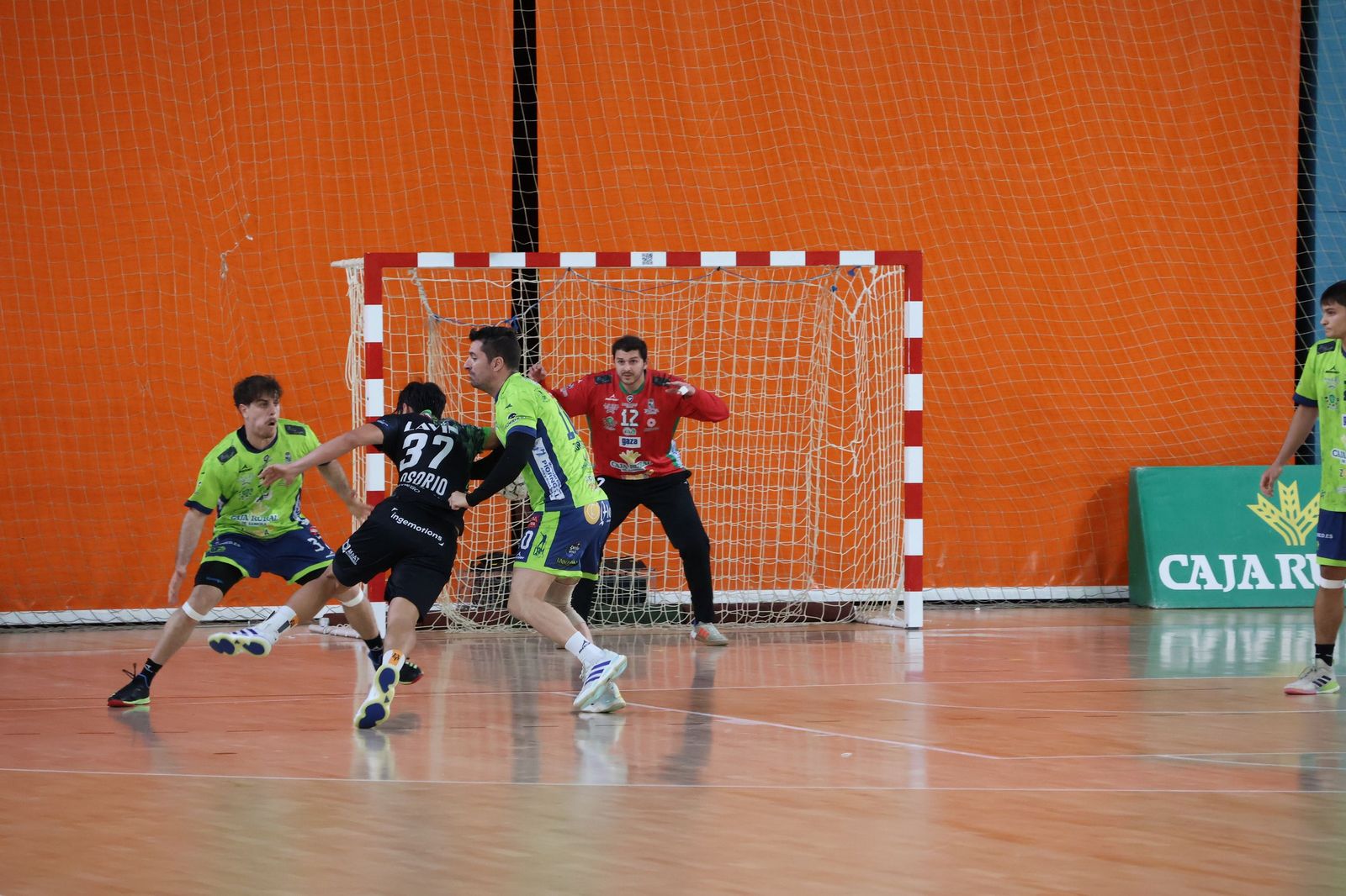 GALERÍA | Duelo de alturas entre el BM Zamora y el Torrelavega