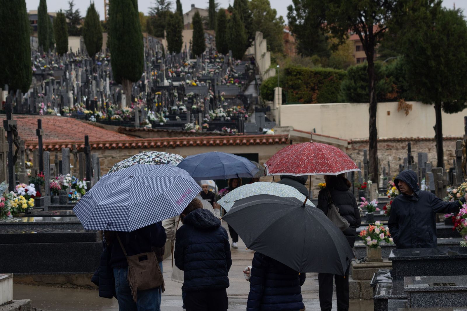 Lluviosa mañana de todos los santos en el Cementerio San Carlos Borromeo de Salamanca