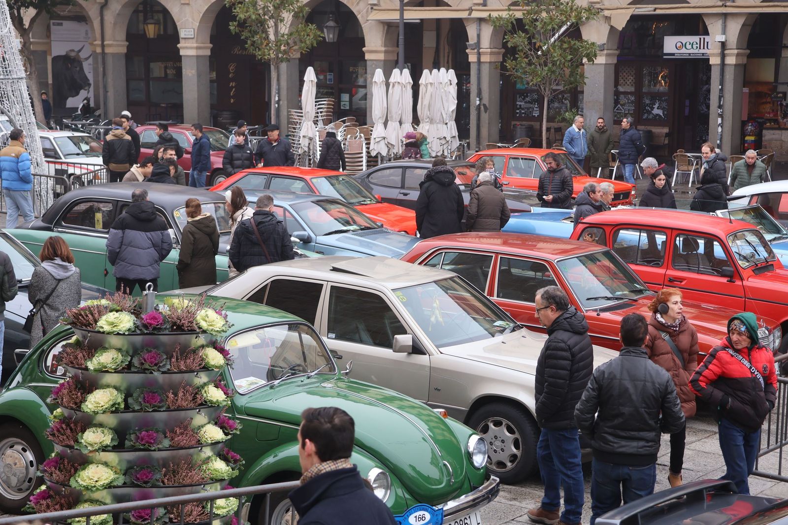 GALERÍA | Zamora celebra el Día del Guardia Urbano: descubre los mejores automóviles clásicos en imágenes