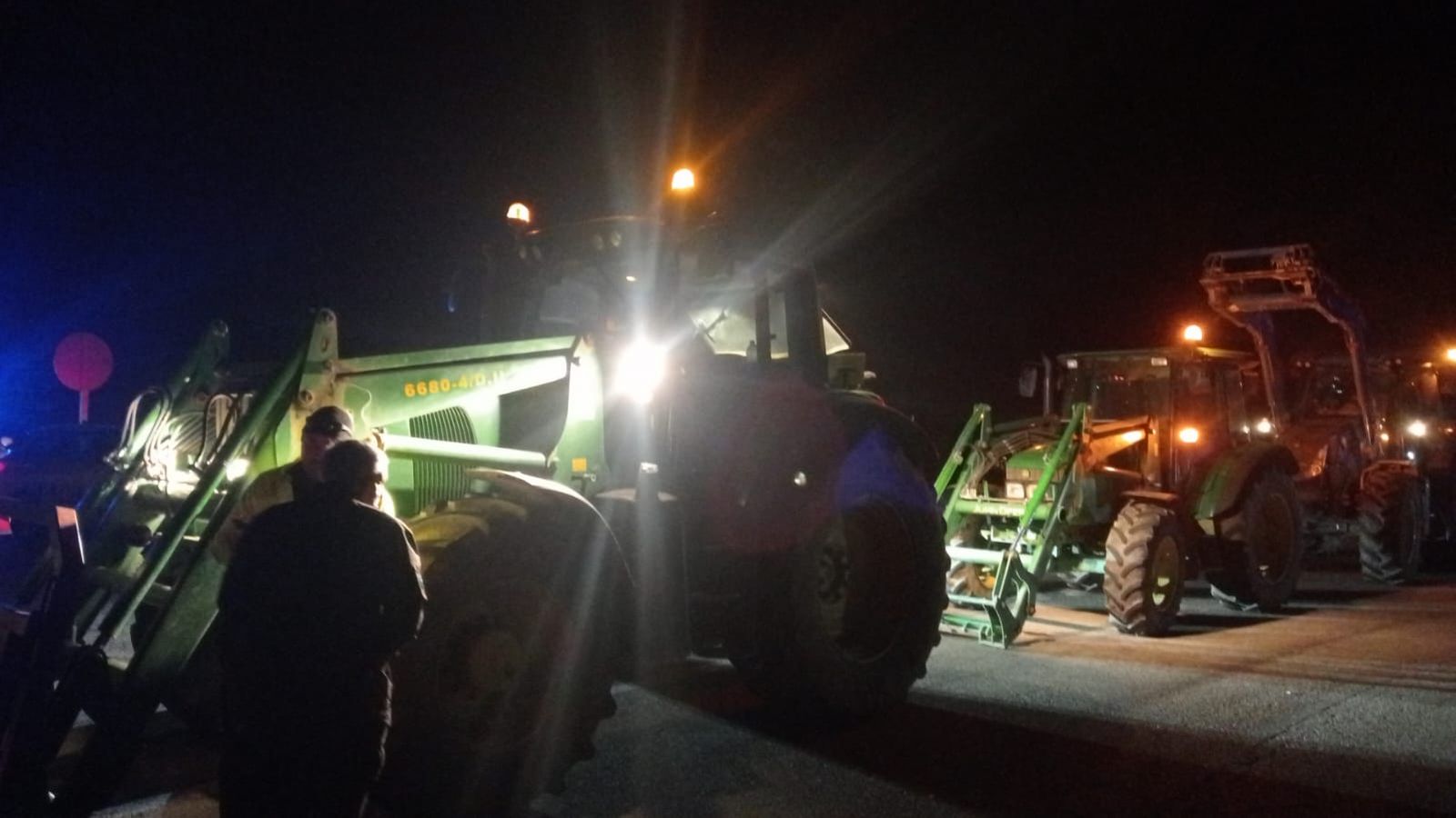Protestas de ganaderos en la A 62 en Fuentes de Oñoro. Imagen favorecida por un manifestante