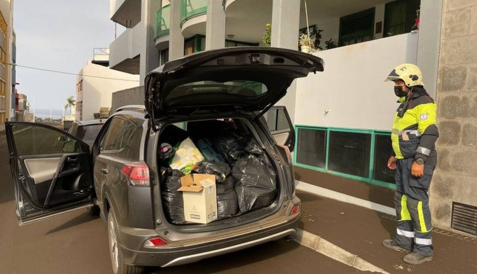 Recogida de pertenencias mientras la ceniza tenía el suelo de negro