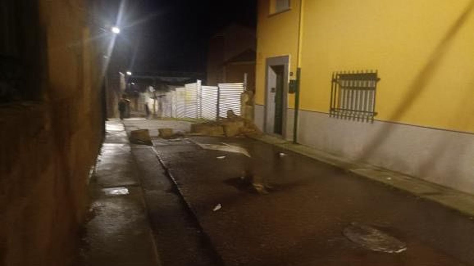 Muro derribado por el viento y las últimas lluvias en Villares de la Reina