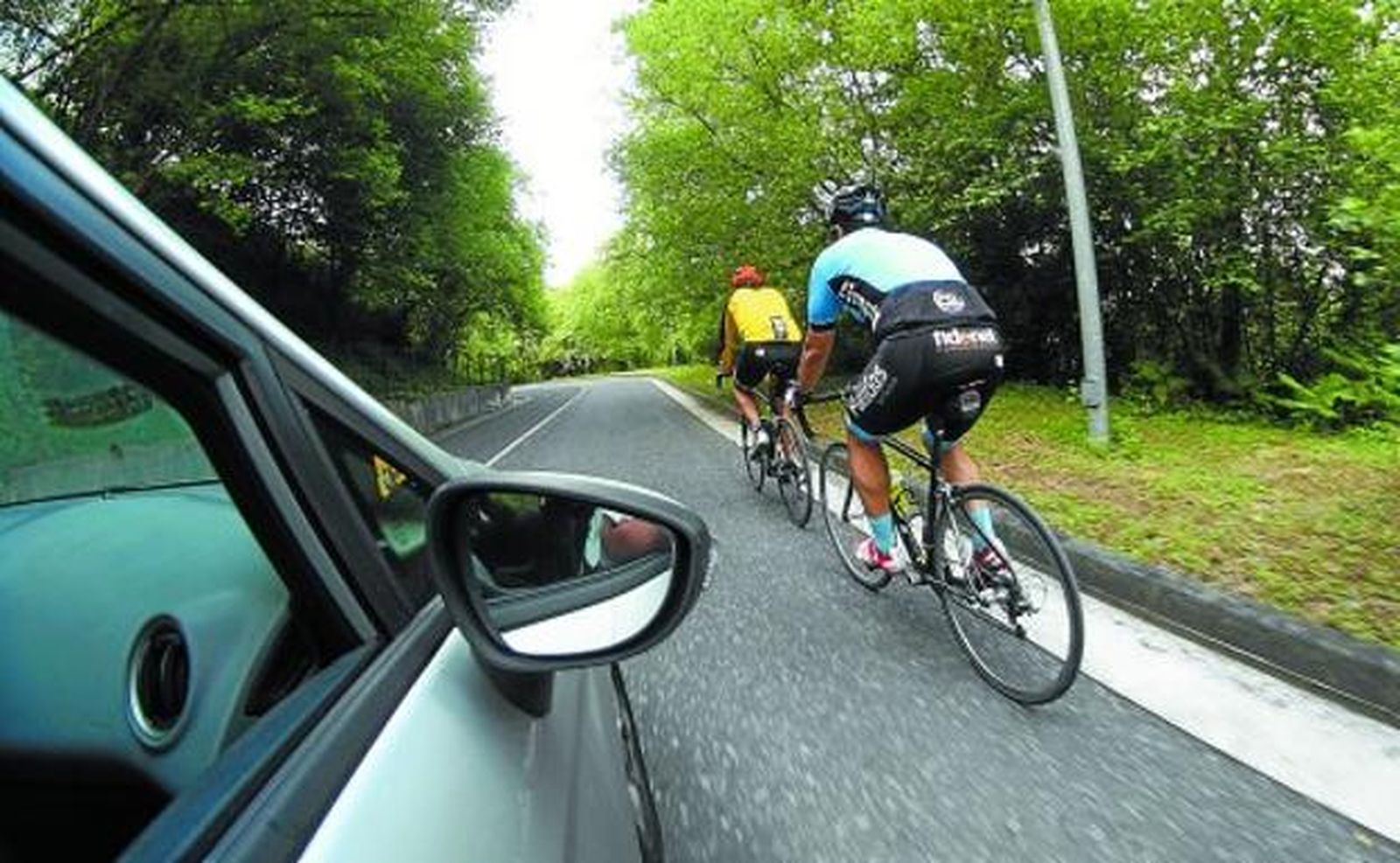 Ciclistas por una carretera | Foto: Guardia Civil