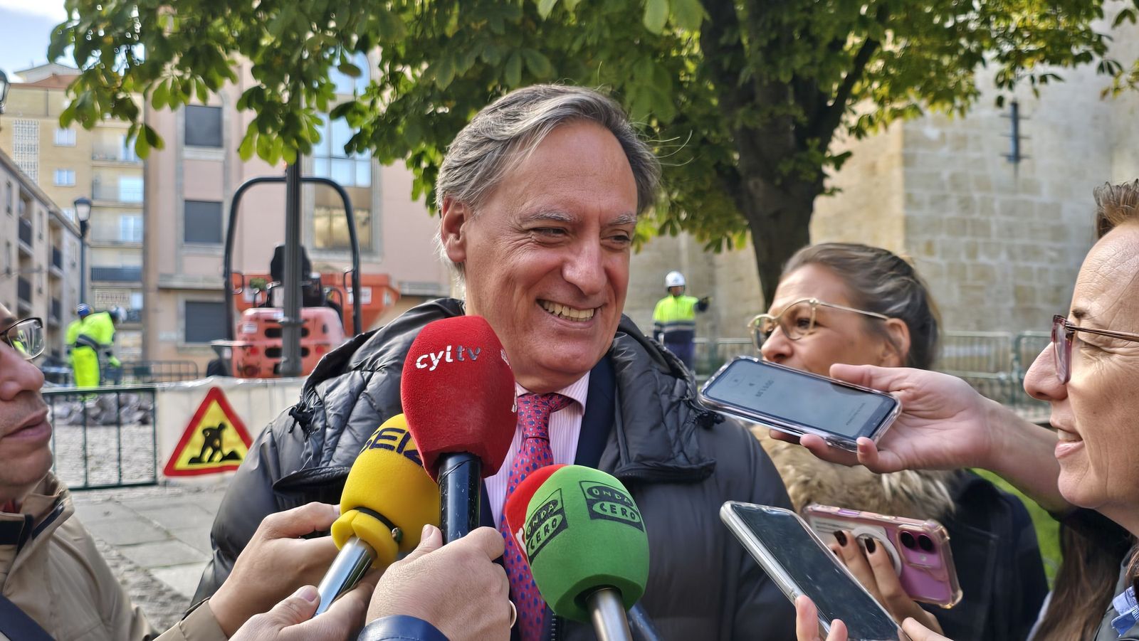 El alcalde de Salamanca, Carlos García Carbayo, visita las obras de renaturalización de plazas del casco histórico de la ciudad