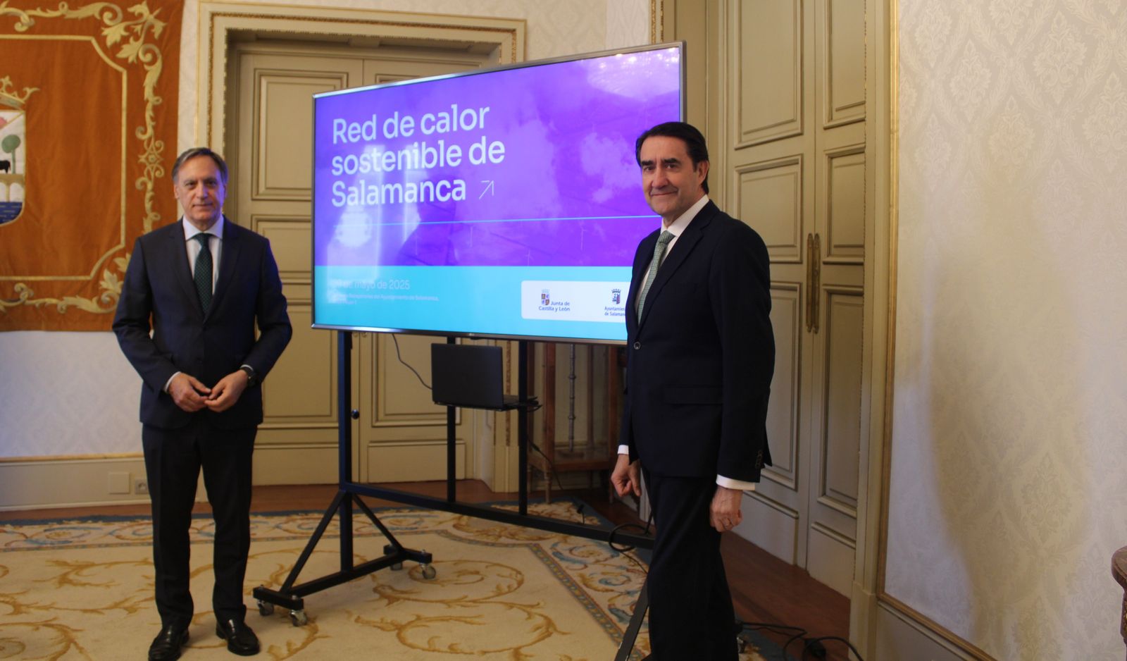 Carlos García Carbayo, alcalde de Salamanca junto con el consejero de Medio Ambiente, Juan Carlos Suárez-Quiñones en la presentación de la red de calor sostenible en Salamanca
