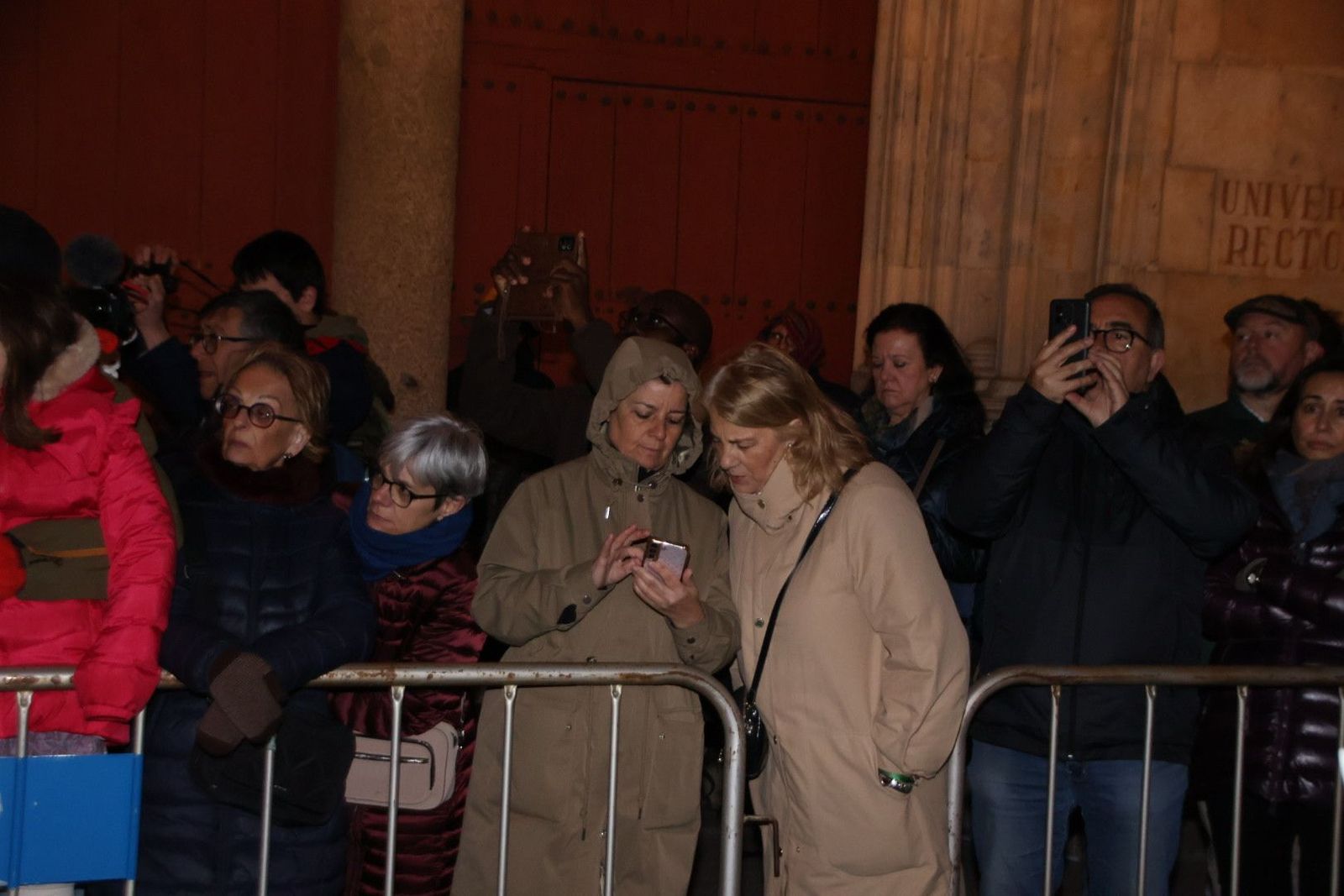 Ambiente de la procesión de la Hermandad Universitaria del Cristo de la Luz y Nuestra Señora de la Sabiduría