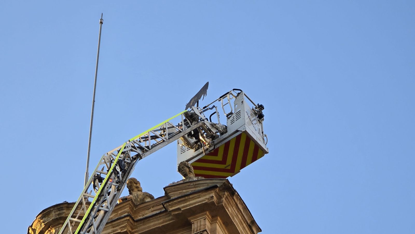 El alcalde de Salamanca, Carlos García Carbayo, y miembros de la Corporación Municipal asisten al tradicional acto de colocación de La Mariseca