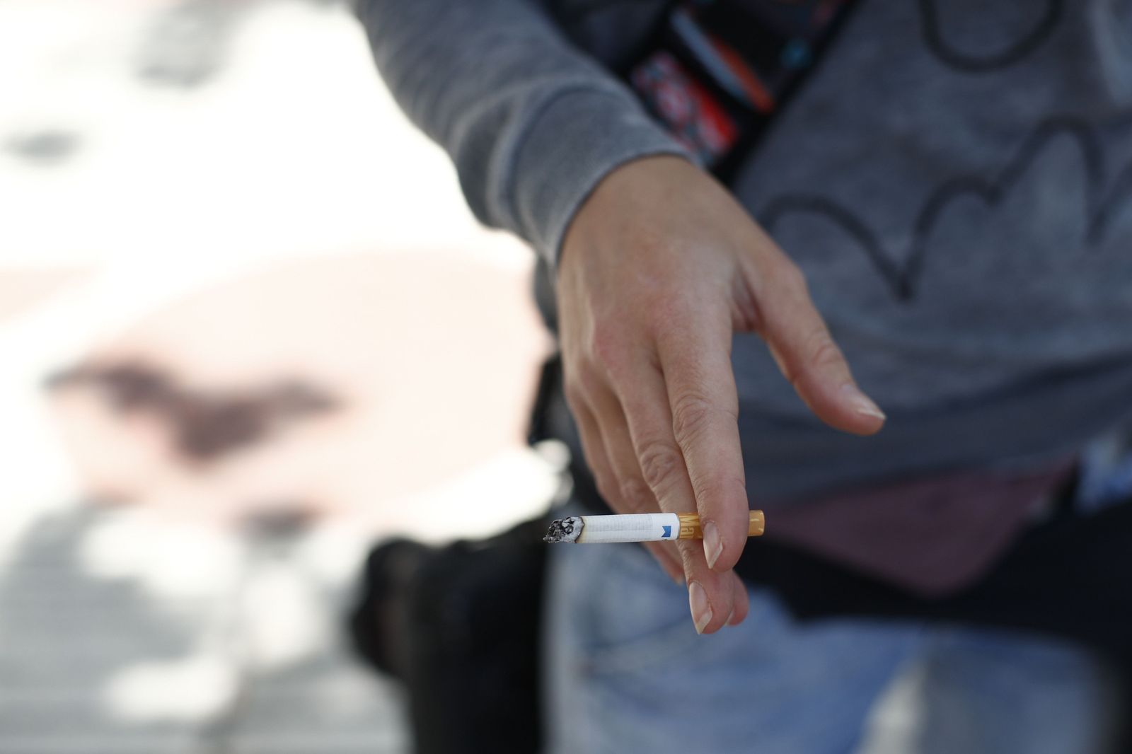 Mujer fumando un cigarro. Foto de archivo