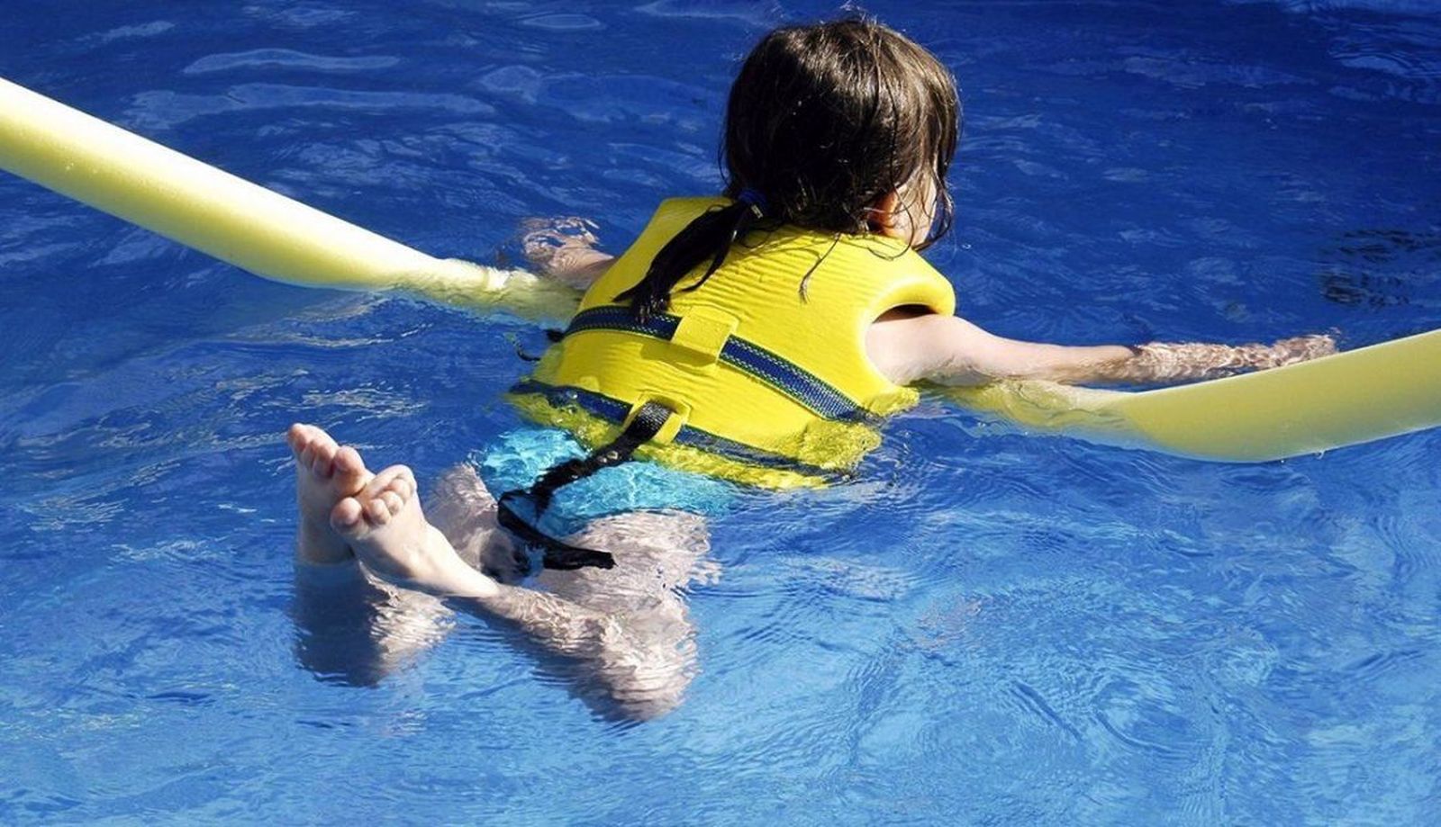 Una niña bañándose en una piscina. Foto Infosalus Una niña bañándose en una piscina. Foto Infosalus
