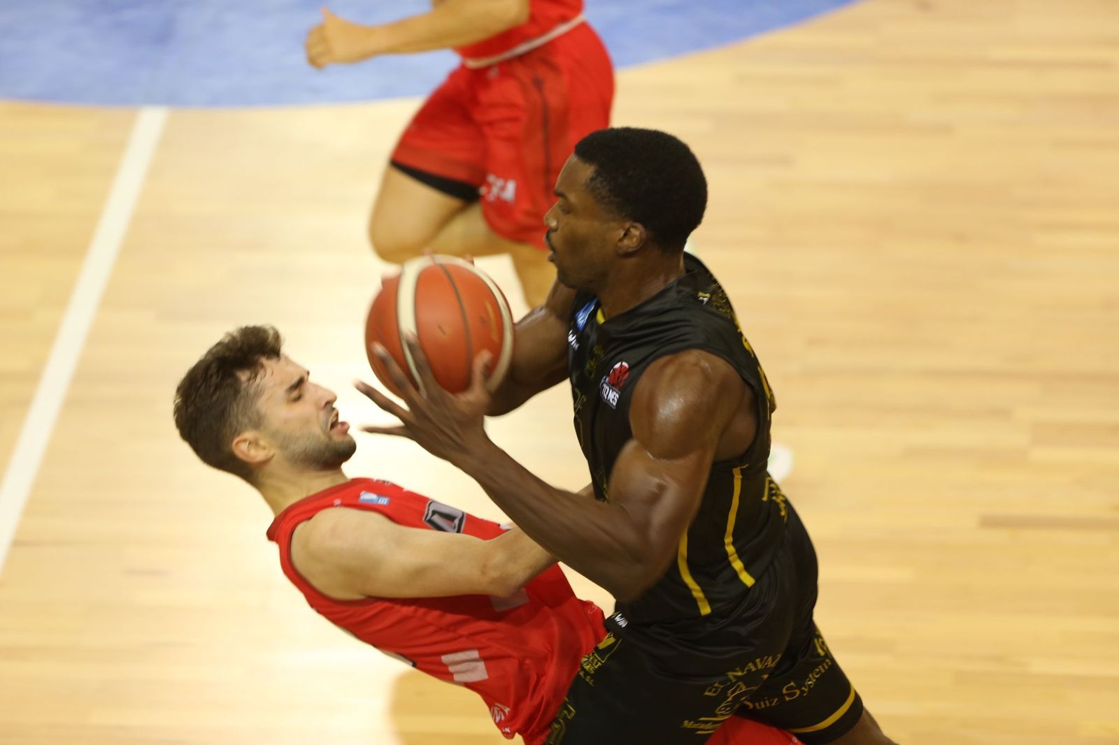 Rob Ukawuba arrolla a un jugador de Porriño Baloncesto / FOTO SALAMANCA24HORAS.COM