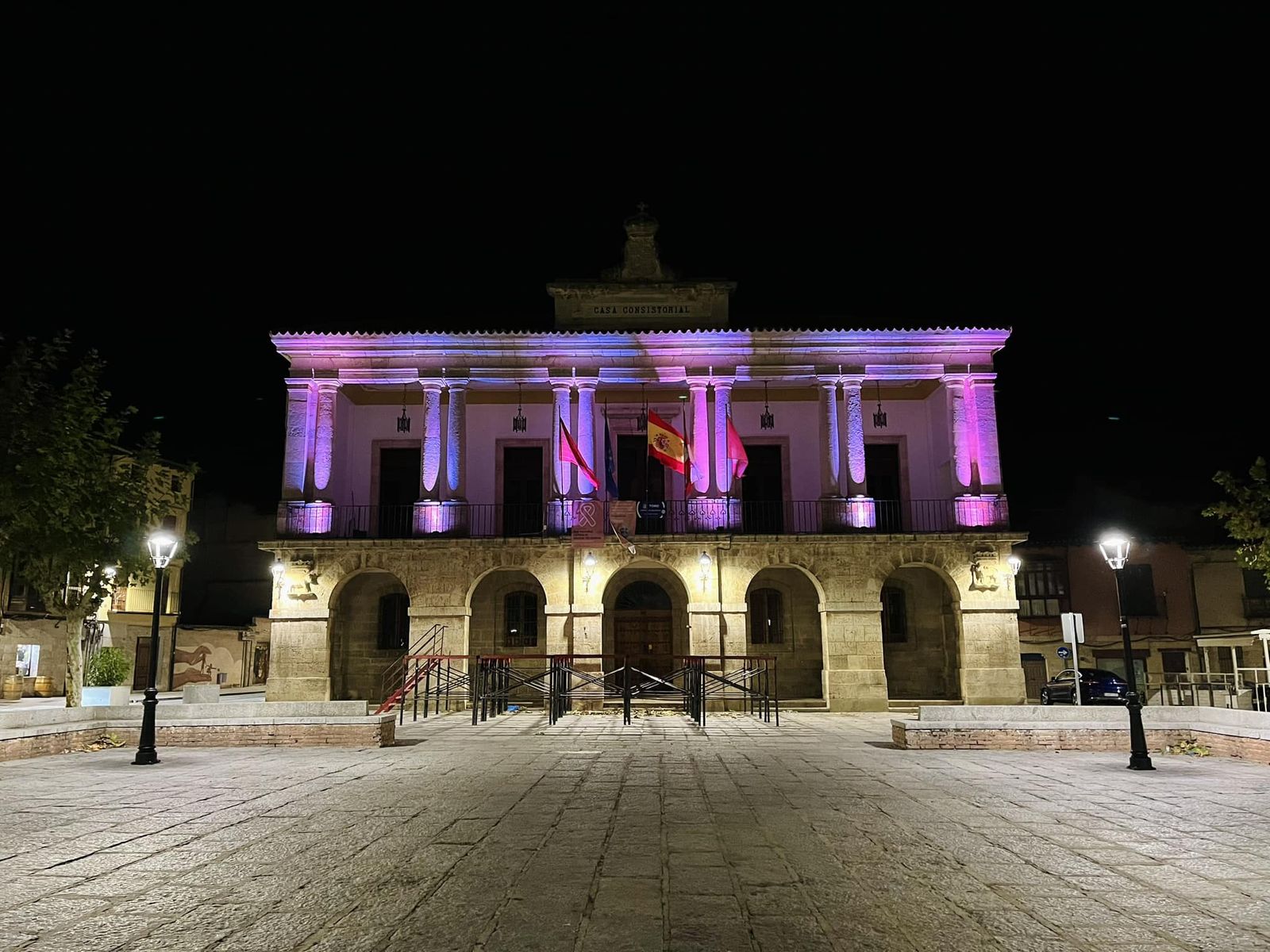 El Ayuntamiento de Toro ‘se viste’ de rosa para apoyar a las personas con cáncer de mama. Facebook: Ayuntamiento de Toro.