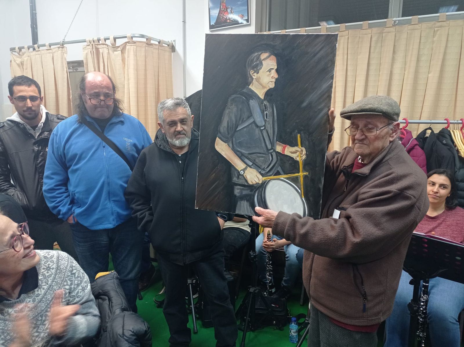 Imagen de la entraga del cuadro de Anselmo Esteban a la familia de El Churri de San Lázaro. Luz Penitente