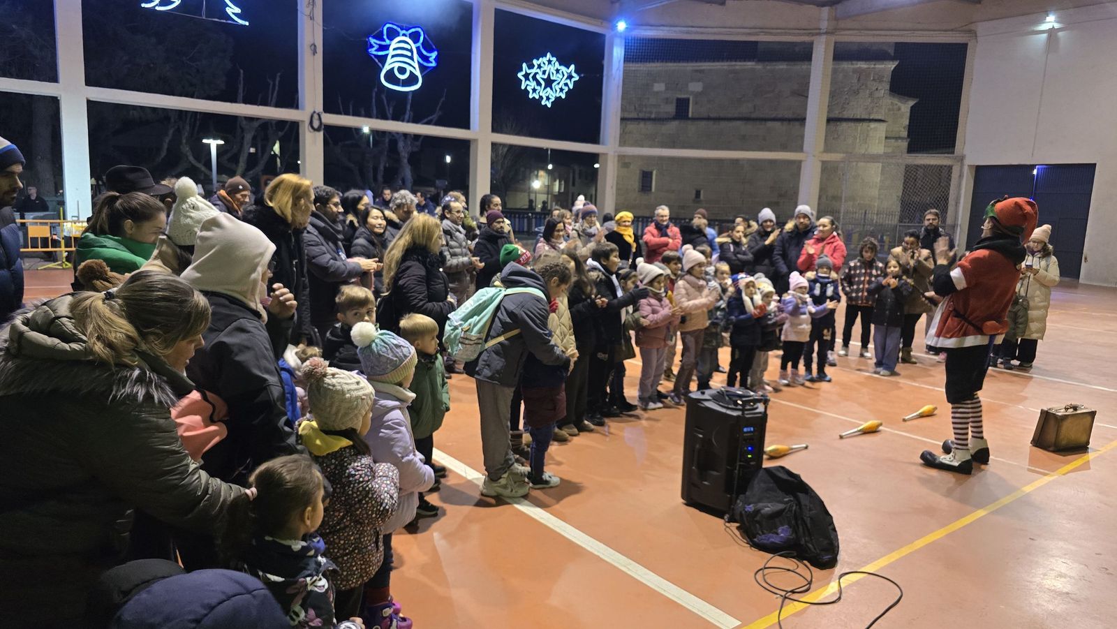 Castañada popular acompañada de un bonito espectáculo circense en Castellanos de Moriscos