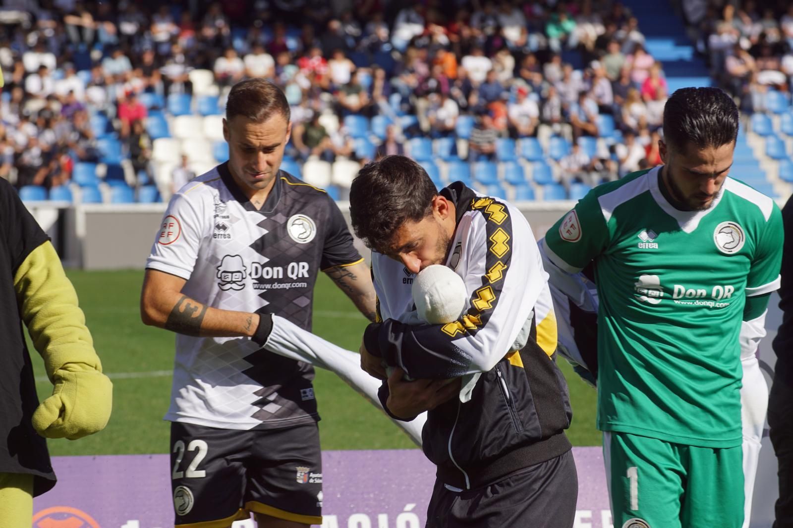 Álvaro Gómez da un beso a su bebé  en la previa de un partido