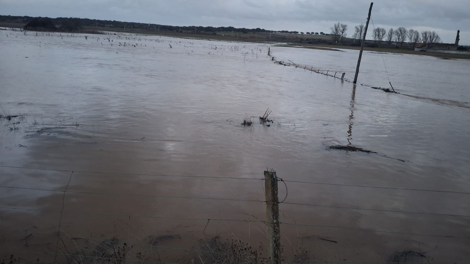 Río Castro desbordado a su paso por Aldehuela de la Bóveda