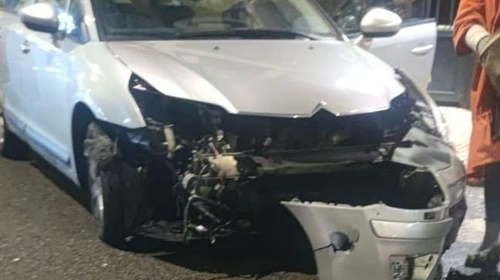 Vehículo accidentado en la calle Valencia