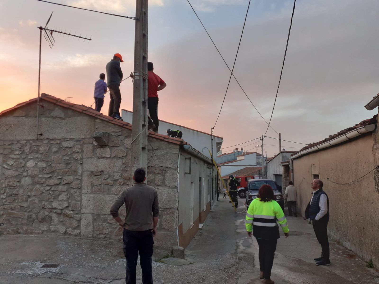 Vecinos sofocan un incendio anterior en una vivienda en Fermoselle